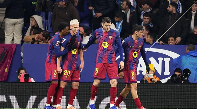 Derbi Katalan Penuh Emosi: Barca Tumbangkan Espanyol, Flick Puji Aksi ‘Luar Biasa’ Joan Garcia